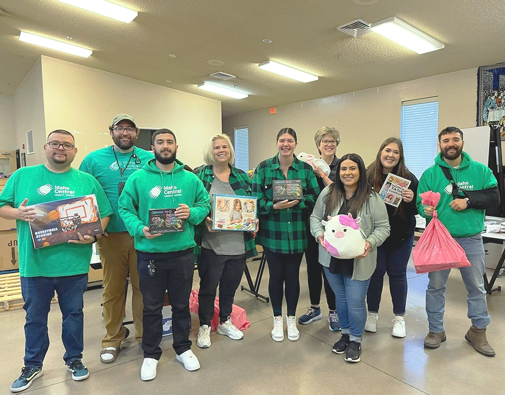 Miembros del Equipo Verde del ICCU donando juguetes para los niños de la comunidad